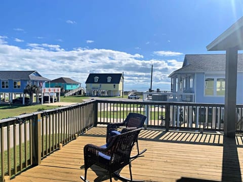 Blue Swordfish Bungalow - 4 Bed, 4 Bath - Short Walk to Beach and Gulf Water! House in Surfside Beach