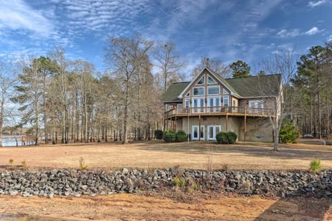 Dreamy Ridgeway Home with Grill on Lake Wateree! House in Lake Wateree