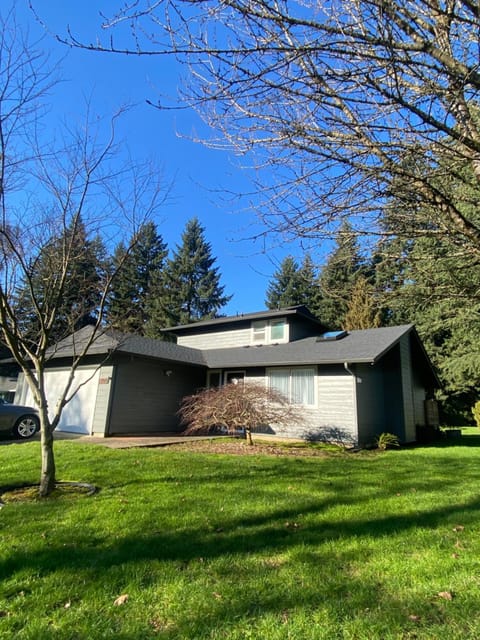 Cozy and Quiet Family Home in Park Setting Near PDX House in Vancouver