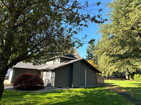 Cozy and Quiet Family Home in Park Setting Near PDX House in Vancouver