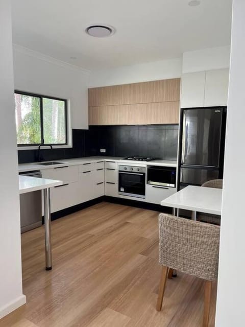 New 2 bedroom unit with river views Apartamento in Noosa Heads
