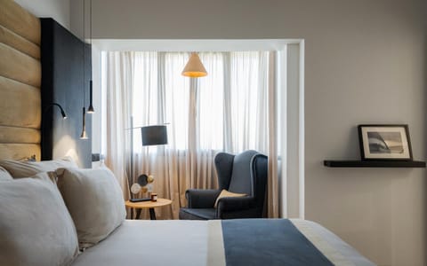 Bed, Seating area, Bedroom