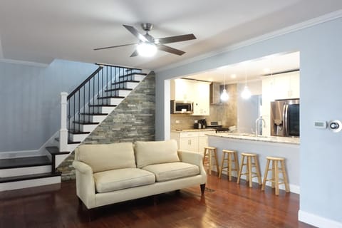 Best Home To Visit NYC+Hot Tub+EWR Airport+Free Parking Casa in Hillside