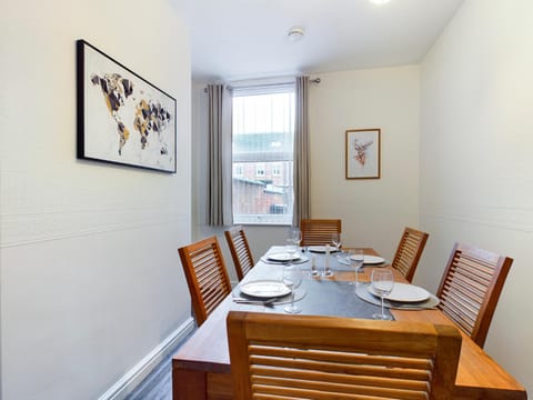 Cheerful 3 bedroom home with free parking and WIFI Apartment in Chester