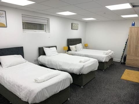 Huge studio close to city centre with free secure parking Apartment in Leeds