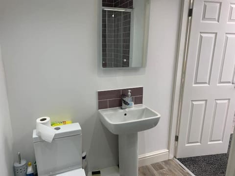 Huge studio close to city centre with free secure parking Apartment in Leeds