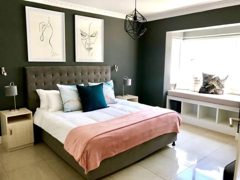 Modern 1-Bedroom in Vibey Sea Point, Cape Town Apartment in Sea Point