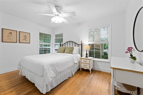 Quaint 3 Bedroom House with Huge Yard House in South Congress