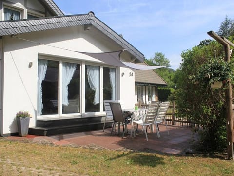 Property building, Day, Garden, Balcony/Terrace