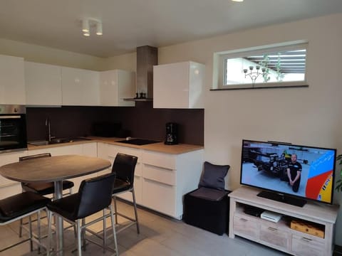 Kitchen or kitchenette, Dining area, minibar, stove