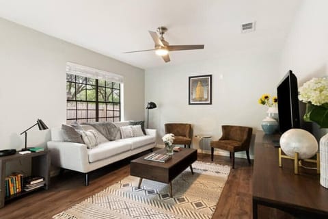 Charming South Austin 2 Bedroom Home House in South Congress