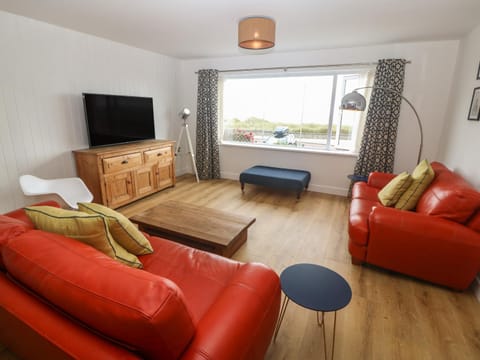 Beachfront Apartment Condo in Pwllheli