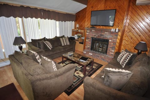 Perfect Getaway In The Poconos! (House #1) HotTub !! Gameroom!! WiFi !! House in Tunkhannock Township