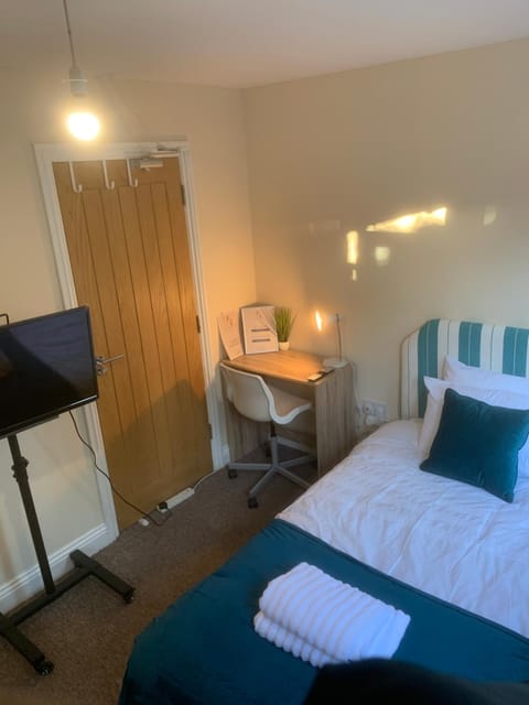 Cosy Room With Private Entrance & Ensuite Vacation rental in Reading