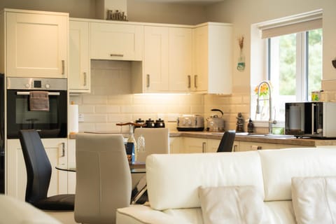 Coffee/tea facilities, Kitchen or kitchenette, Seating area, Dining area