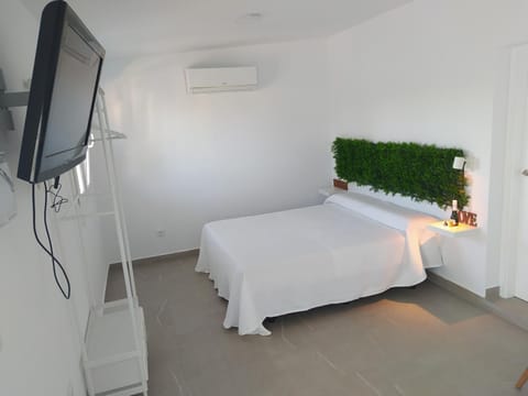 Communal lounge/ TV room, Bed, TV and multimedia, Photo of the whole room, Bedroom, air conditioner