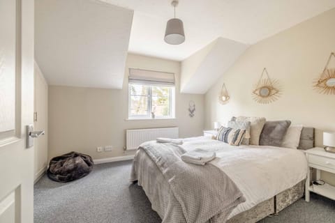 Windsor Burnham Ascot Haven Sleeps 4 House in Slough