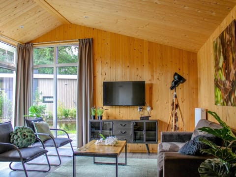 Luxury chalet with extra bathroom, near the Veluwe Chalet in Hoenderloo