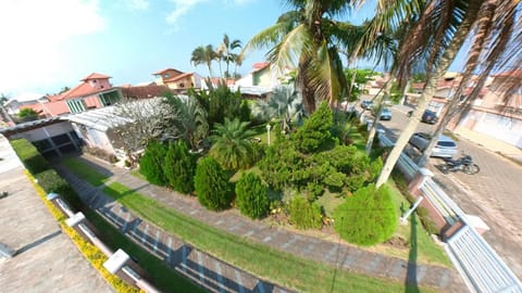 Casa agradável com piscina, a poucos passos da Praia House in Peruíbe