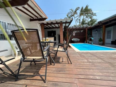 Casa agradável com piscina, a poucos passos da Praia House in Peruíbe