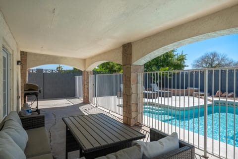 Spacious Glendale Home with Pool and Mountain Views! Haus in Glendale