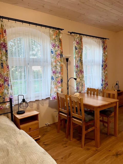 Photo of the whole room, Dining area