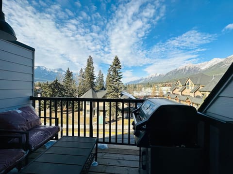 Skyline 207- Mountain View Townhouse-AC-Pool-Hot Tub Apartment in Canmore