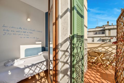 Accogliente camera singola con balcone a 500 mt dal mare Bed and Breakfast in Marina di Carrara