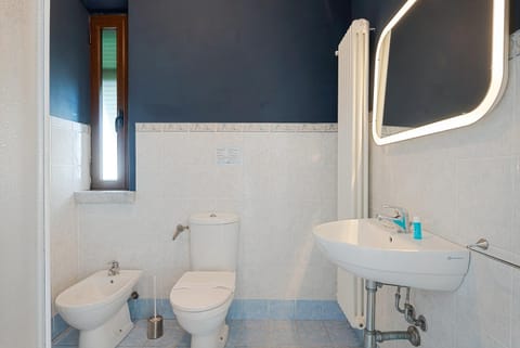 Accogliente camera singola con balcone a 500 mt dal mare Bed and Breakfast in Marina di Carrara