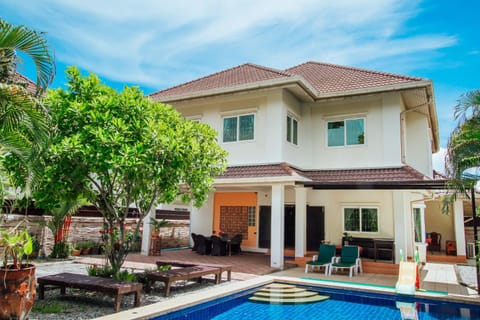 Captivating 3-Bed Villa in Muang Pattaya Chalet in Pattaya City