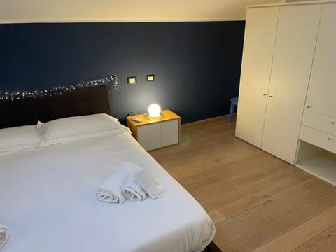 Splendida camera familiare con lucernario a 500 mt dal mare Bed and Breakfast in Marina di Carrara