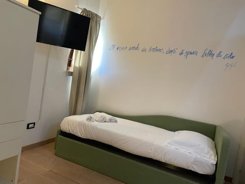 Splendida camera familiare con lucernario a 500 mt dal mare Bed and Breakfast in Marina di Carrara
