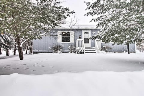 Cozy Crosby Cabin Near Serpent Lake and Main St Maison in Crosby