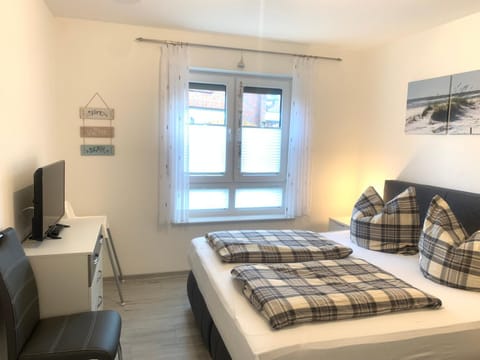 Bed, TV and multimedia, Photo of the whole room, Bedroom