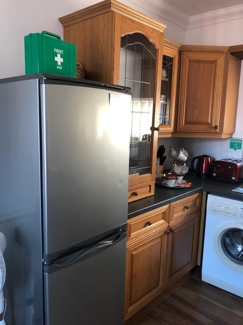 F2 STUDIO - 485sq Feet 4 Room - PERFECT for LONG STAY - FREE STREET PARKING - WASHER - NETFLIX - Welcome Tray 1 FREE Dog Wohnung in Barry