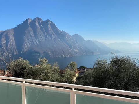 View (from property/room), Balcony/Terrace, Lake view, Mountain view