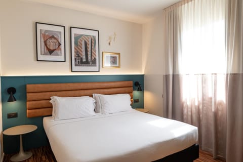 Staff, Bed, Photo of the whole room, Bedroom, Food, Dinner