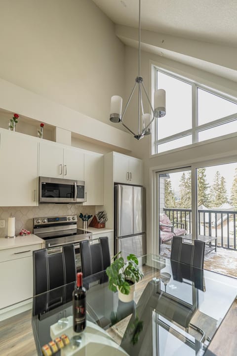 Skyline Peaks 205 - Mountain View Townhouse-AC-Pool-Hot Tub Condo in Canmore