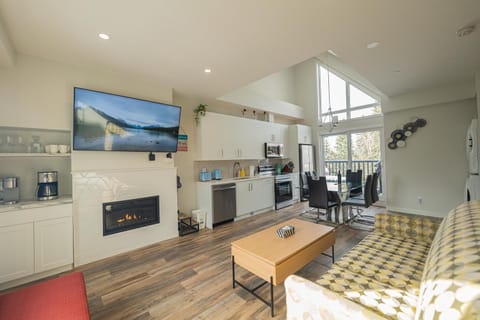 Skyline Peaks 205 - Mountain View Townhouse-AC-Pool-Hot Tub Apartment in Canmore
