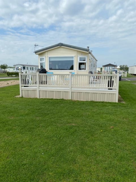 L25 L&g FAMILY HOLIDAYS MILLFIELDS 6 BERTH FAMILYS ONLY AND THE LEAD PERSON MUST BE OVER 30s Apartment in Ingoldmells