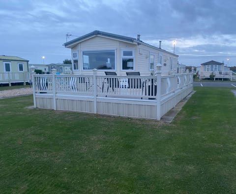 L25 L&g FAMILY HOLIDAYS MILLFIELDS 6 BERTH FAMILYS ONLY AND THE LEAD PERSON MUST BE OVER 30s Apartment in Ingoldmells