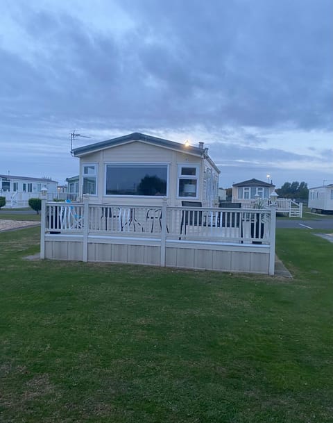 L25 L&g FAMILY HOLIDAYS MILLFIELDS 6 BERTH FAMILYS ONLY AND THE LEAD PERSON MUST BE OVER 30s Apartment in Ingoldmells