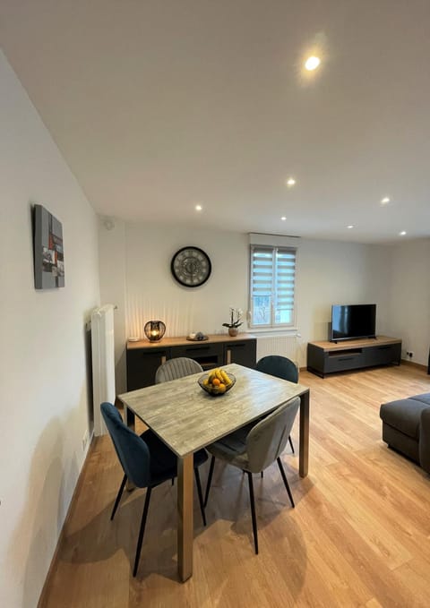 TV and multimedia, Living room, Seating area, Dining area