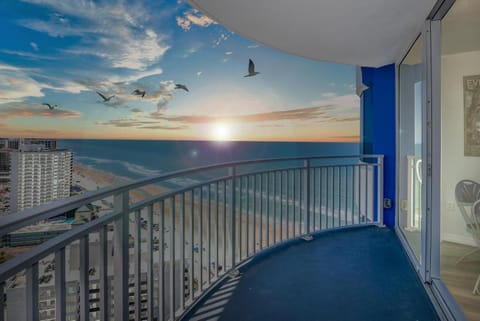 On the Beach-2/Br 2/Bath, 26th floor! Spectacular views of Ocean & River Condominio in South Daytona