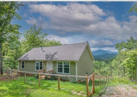 Mountain views, pets welcome-lake and river access House in Lake Lure