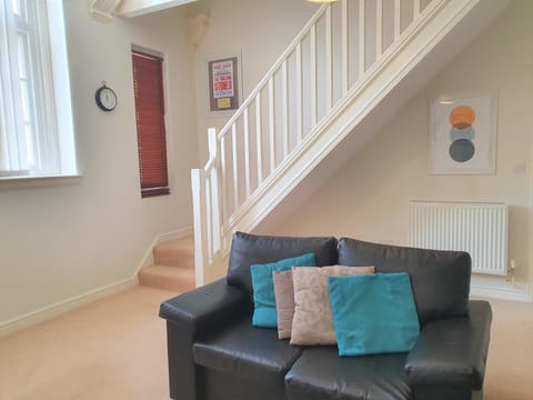 Central Apartments - Spacious 2 Beds Condo in Swindon