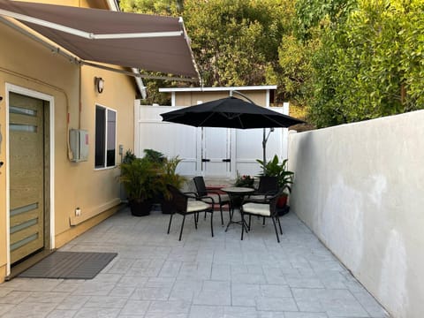 New Contemporary Guest House in Studio City Hills Maison in Studio City