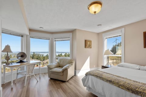 Executive pet friendly lower suite with ocean view Condominio in Ladysmith