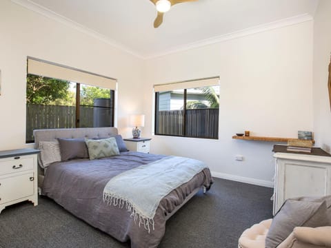 Saltbush Cottage Pet Friendly 1 Min Walk to Beach House in Culburra Beach