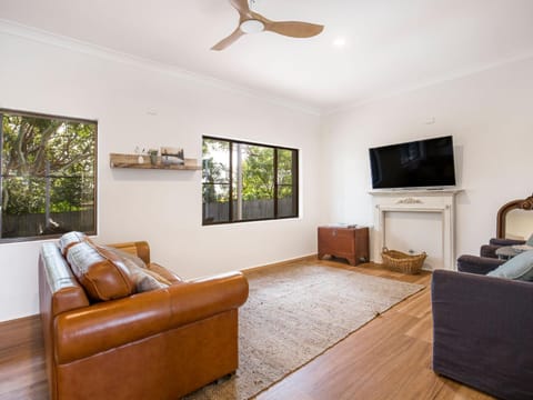 Saltbush Cottage Pet Friendly 1 Min Walk to Beach House in Culburra Beach